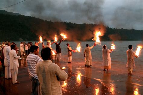 Aarti at Ghats of Ganga – The Stream of Heavens | Tourism Guide & Travel News