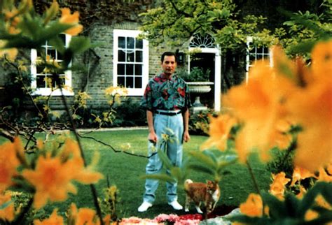 The Last Known Photos of Freddie Mercury, 1991 ~ Vintage Everyday