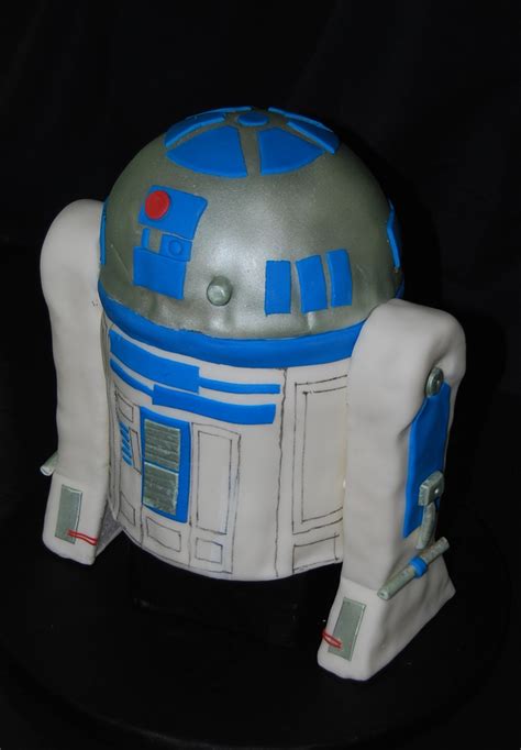 R2D2 Cake - CakeCentral.com