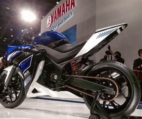 Auto pitstop: YAMAHA R25 2014