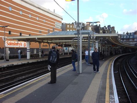 Finchley Road tube station, platforms © Oxyman cc-by-sa/2.0 :: Geograph Britain and Ireland