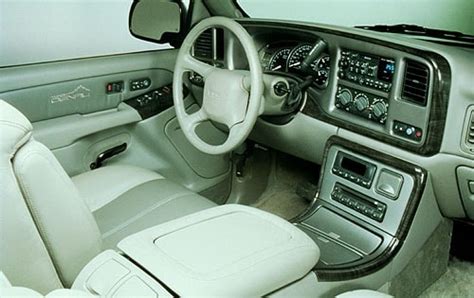 2001 GMC Yukon Pictures - 13 Photos | Edmunds