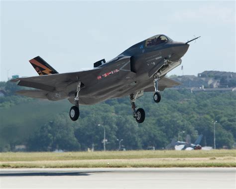 F35 JSF Vertical Takeoff Aircraft Wallpaper 2064 - AERONEF.NET