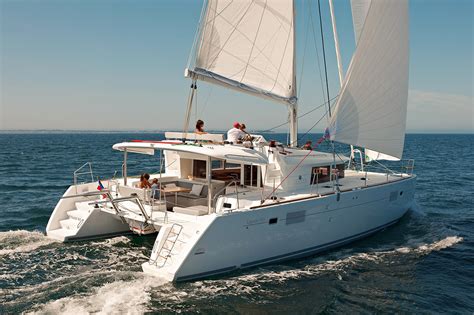 How to sail a catamaran? Read our catamaran sailing tips