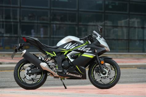 Kawasaki Z125 & Ninja 125 Test - Schaaf testet!