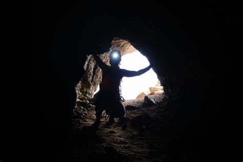 California 'Hell Hole' Caving Video Terrifies the Internet: 'Nope' - Newsweek