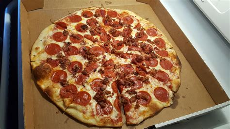 [I ate] a pepperoni and bacon pizza : r/food