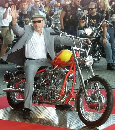 Actor Dennis Hopper on his famous Billy bike from Easy Rider. | Easy rider, Motorcycle, Classic ...