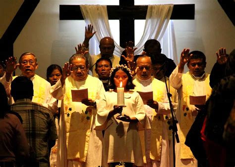 Detail Gambar Orang Berdoa Di Gereja Koleksi Nomer 18