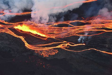 Mauna Loa lava flow could reach Saddle Road in Hawaii