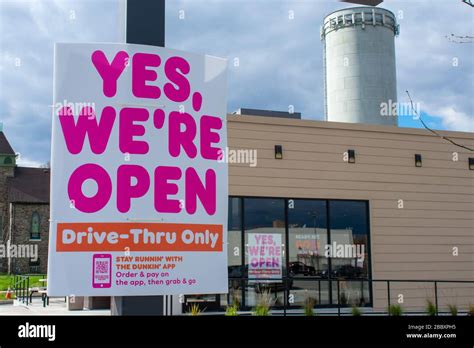 Dunkin donuts drive thru hi-res stock photography and images - Alamy