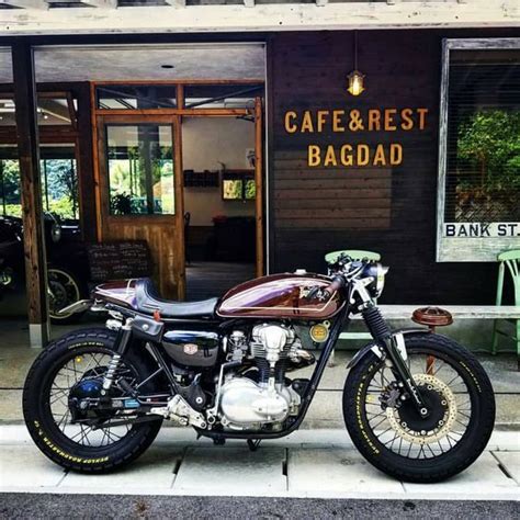 Moment — KAWASAKI W650 Cafe Racer