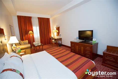 Holiday Inn Bur Dubai - Embassy District Review: What To REALLY Expect If You Stay