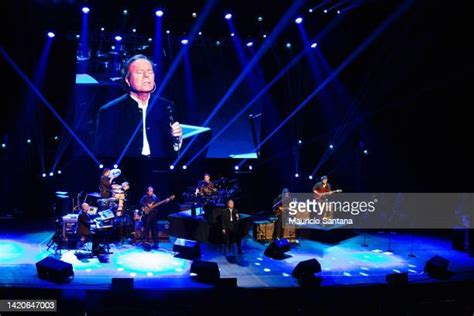 Julio Iglesias In Concert Photos and Premium High Res Pictures - Getty Images