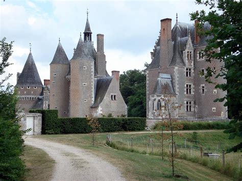 Fichier:Lassay Château du Moulin.jpg — Wikipédia