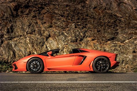 Lamborghini Aventador Roadster owns the runway - CNET