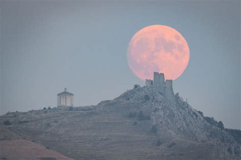 Brilliant Harvest Moon, the last supermoon of 2023, wows stargazers around the world (photos ...