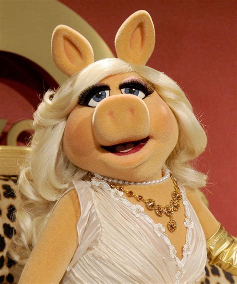 10 Unforgettable Beauty Lessons We Learned From Miss Piggy | StyleCaster