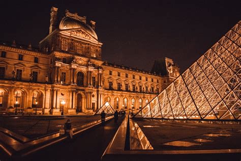 Louvre Museum during Nighttime · Free Stock Photo