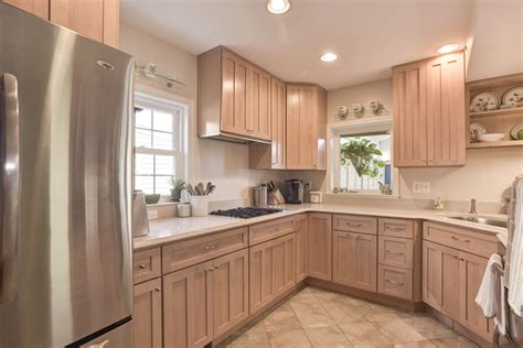 42 inch Maple cabinets in the kitchen | Maple cabinets, Cabinet, Kitchen