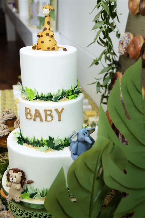 Safari baby shower, jungle baby shower theme. Love this beautiful jungle-inspired baby shower ...