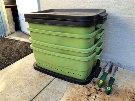 DIY Worm Farm: How To Make a Worm Compost Bin