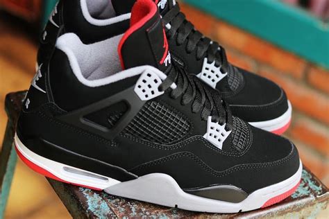 La Air Jordan 4 Bred continue de se dévoiler en détail