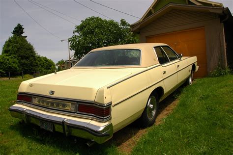 OLD PARKED CARS.: 1975 Mercury Grand Marquis.