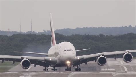 Dramatic video captures Airbus A380 landing in strong crosswind