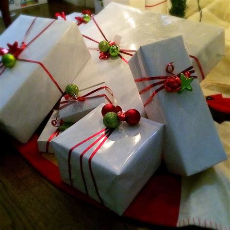 Simple and Fun Christmas Gift Wrap - Twitchetts