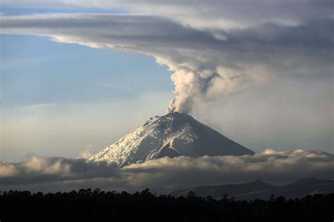 AP APTOPIX Ecuador Volcano