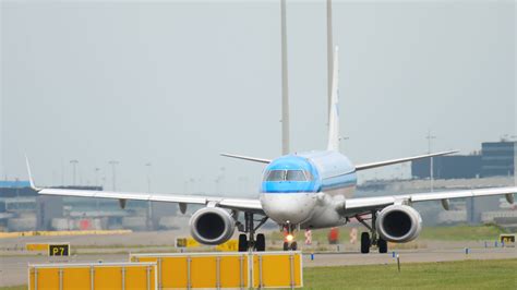 KLM Cityhopper Embraer 190 taxiing 8207746 Stock Video at Vecteezy