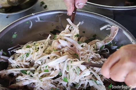 mix-banana-stem-chicken-Vietnamese-banana-stem-salad-with-chicken - Scooter Saigon Tours