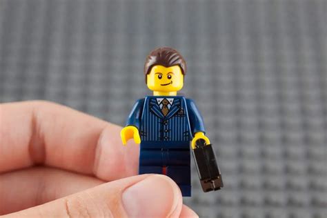 How to Tell if LEGO Minifigures are Fake – Brick Bucks