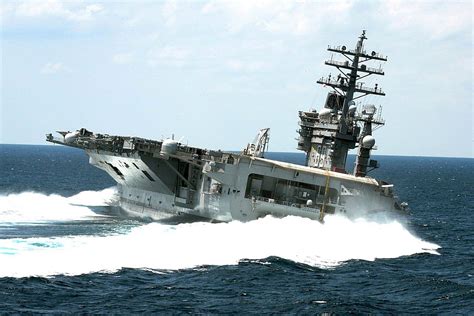 US AIRCRAFT CARRIERS USE СᴜTTІПG-EDGE METHODS IN THE OPEN OCEAN.