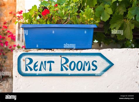 Rent rooms sign Stock Photo - Alamy