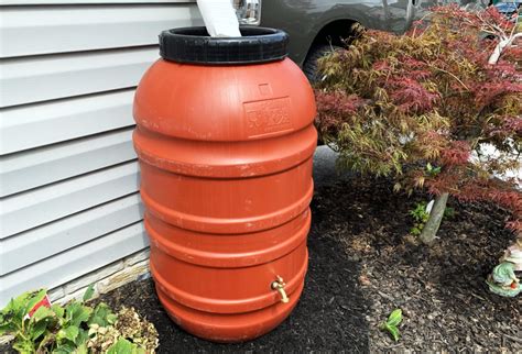 15 Minutes to Make a DIY Rain Barrel with Parts from HomeDepot