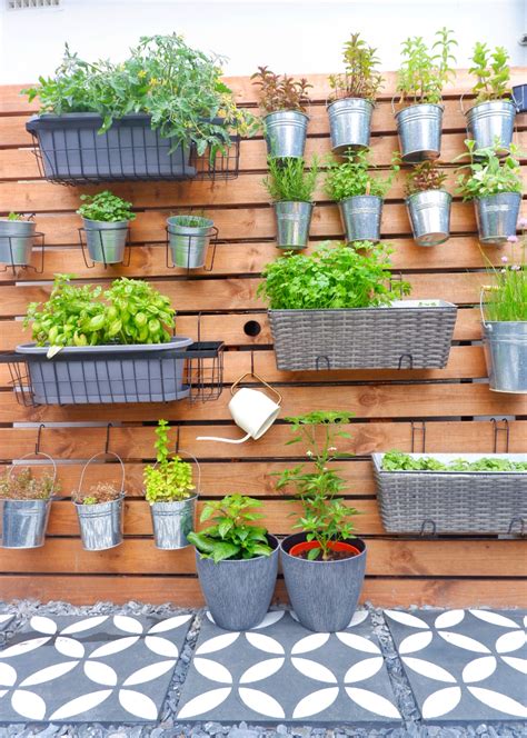 DIY Garden Herb Wall - That's so Gemma