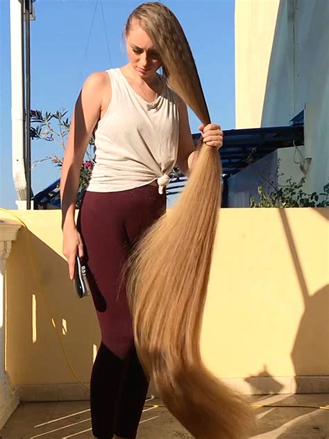 VIDEO - Brushing her extremely long Rapunzel hair - RealRapunzels