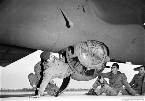 The tight fit in a B-17 ball turret. : wwiipics