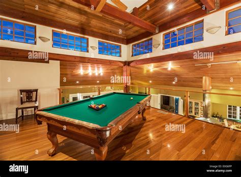 Large mansion with pool hi-res stock photography and images - Alamy