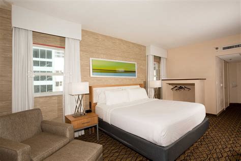 HOLIDAY INN MIAMI BEACH-OCEANFRONT, AN IHG HOTEL $127 ($̶1̶8̶9̶ ...