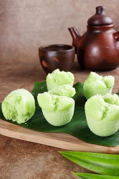 Premium Photo | Kue mangkok pandan or kue apem indonesian traditional ...