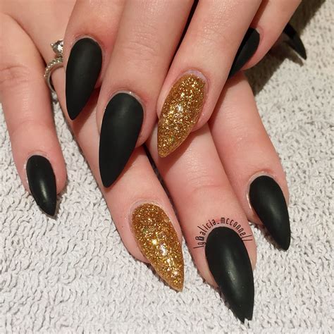 Top 50 black and gold nails ideas 2024 - flamegeuss.com