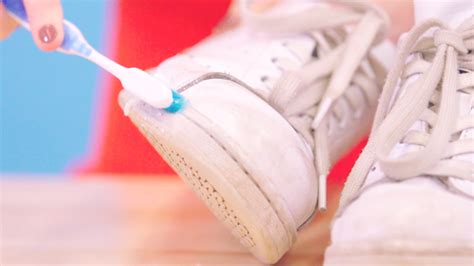 How to Clean Smelly Shoes - Home Remedies and Odor Eliminators for Stinky Shoes