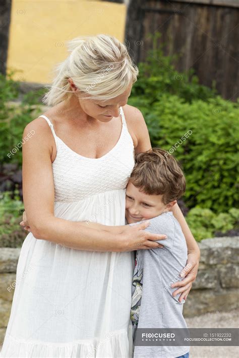 Boy hugging mother — Elementary Age, togetherness - Stock Photo | #151922232