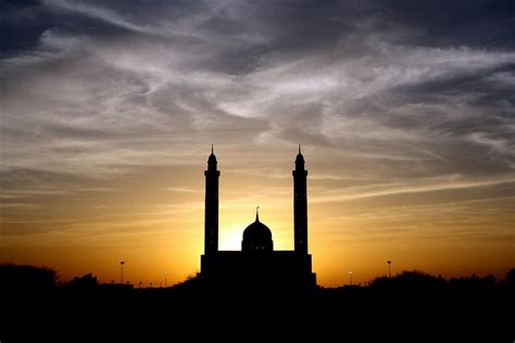 Silhouette of Mosque Below Cloudy Sky during Daytime · Free Stock Photo