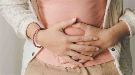 10 foods that can help to reduce bloating | HealthShots