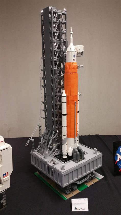 NASA SLS (Space Launch System) by Lia Chan - Brickfiesta 2016 : r/lego