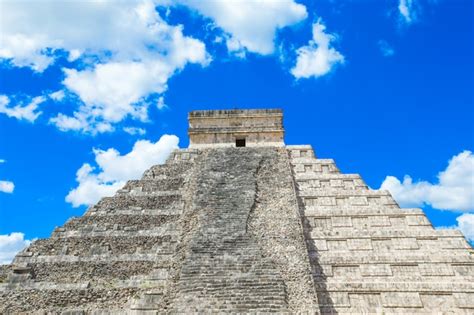 Premium Photo | Kukulkan pyramid in chichen itza site, mexico